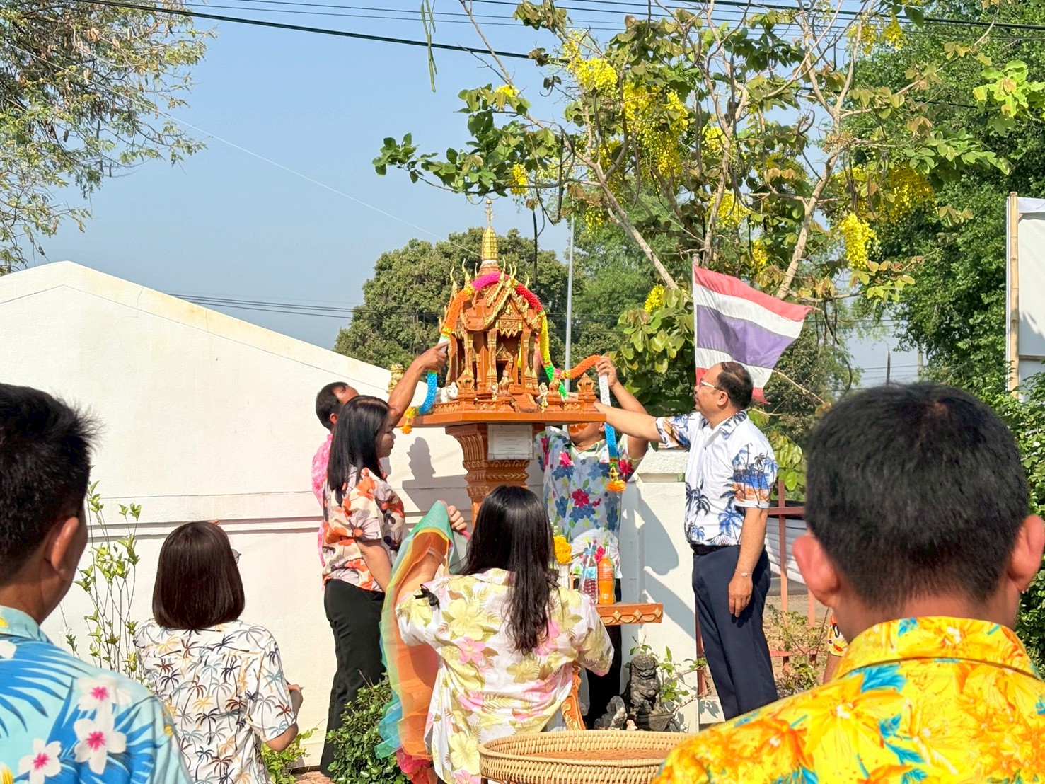 title - ส.ป.ก. ยโสธร จัดพิธีเจริญพระพุทธมนต์ทำบุญถวายภัตตาหารเพลแด่พระสงฆ์ พิธีสักการะศาลเจ้าที่และสิ่งศักดิ์สิทธิ์ประจำสำนักงาน เนื่องในเทศกาลวันขึ้นปีใหม่ไทย
